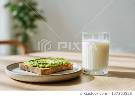 酪梨吐司和牛奶 137803538