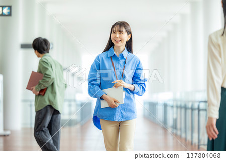 年輕工程師在辦公室 137804068