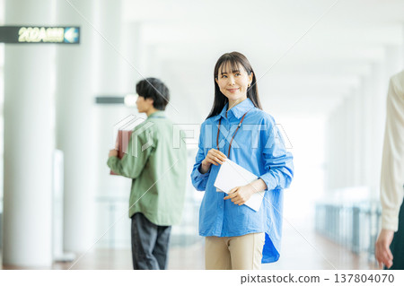 年輕工程師在辦公室 137804070