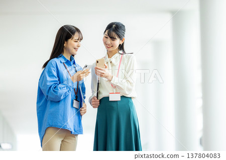 走在辦公室走廊的女商人 137804083
