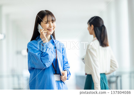操作智能手機的女商人 137804086