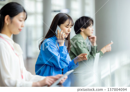 Men and women working in cafes 137804094