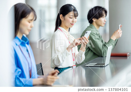 在咖啡廳工作的男人和女人 137804101