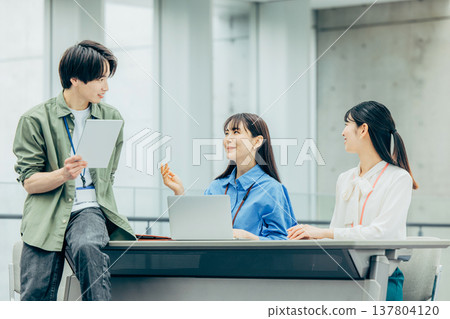 Meeting scene between men and women Meeting scene between men and women 137804120