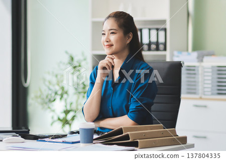 Young Asian businesswoman giving presentation 137804335