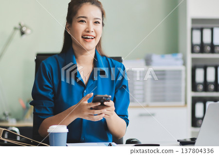 Young Asian businesswoman giving presentation 137804336