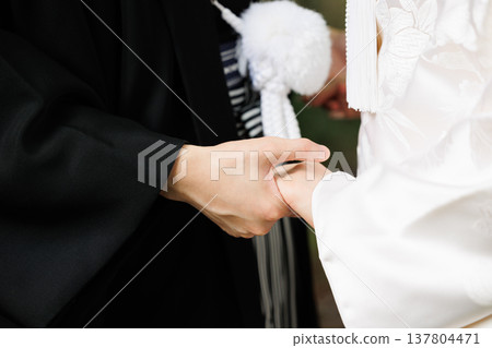 身著和服的新人結婚照片 身著和服的新人結婚照片 137804471