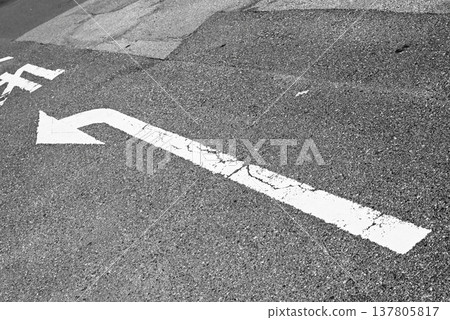 箭頭形道路標記 箭頭形道路標記 137805817
