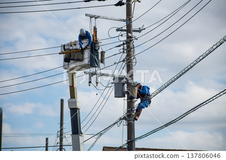 工人在電線桿上進行電氣工作 工人在電線桿上進行電氣工作 137806046