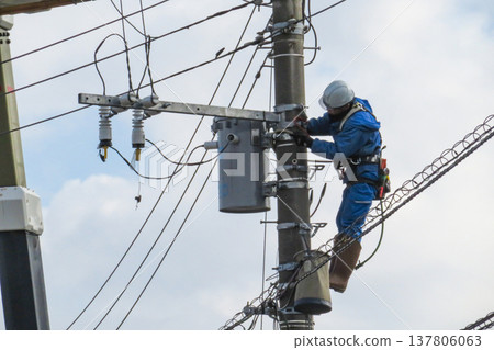 工人在電線桿上進行電氣工作 工人在電線桿上進行電氣工作 137806063
