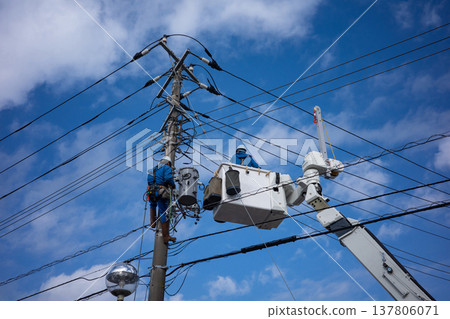 工人在電線桿上進行電氣工作 工人在電線桿上進行電氣工作 137806071
