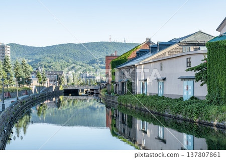 北海道小樽市：北海道熱門旅遊目的地－初夏時節的小樽運河景色。 137807861