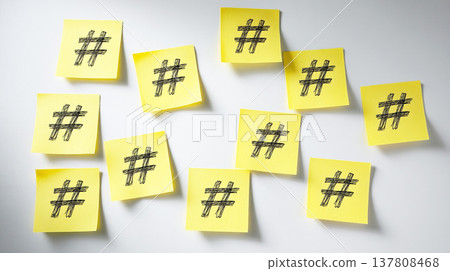 很多黃色便條紙,上面畫著井號標籤 很多黃色便條紙,上面畫著井號標籤 137808468