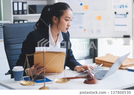 Lawyer explained to the client about the law that must be brought against the court case. 137808530