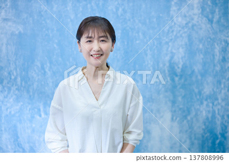 一位六十多歲的女士面帶微笑,看著鏡頭。 一位六十多歲的女士面帶微笑,看著鏡頭。 137808996