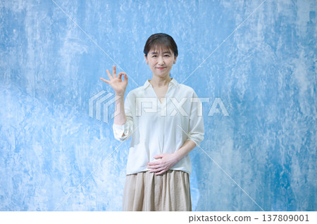 一位六十多歲的女士面帶微笑,看著鏡頭。 一位六十多歲的女士面帶微笑,看著鏡頭。 137809001
