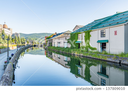 北海道小樽市：北海道熱門旅遊目的地－初夏時節的小樽運河景色。 137809010