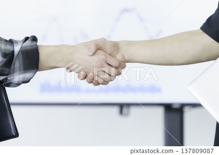 特寫鏡頭：一位穿著便服的年輕男子正在握手。 137809087