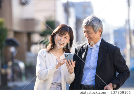 Senior couple traveling Senior couple traveling 137809105