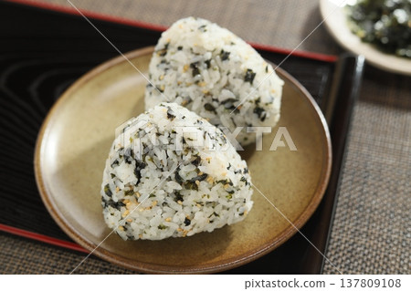You won't be able to stop eating them! Korean seaweed rice balls 137809108