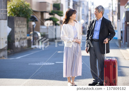 Senior couple traveling Senior couple traveling 137809182