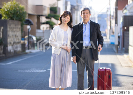 Senior couple traveling 137809546