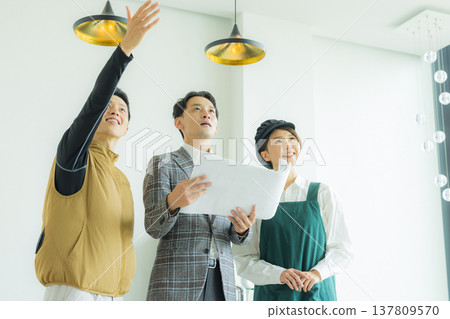 一位身穿空調西裝的男工匠正在開會，同時查看文件。 137809570