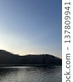 黃昏時的湖 137809941