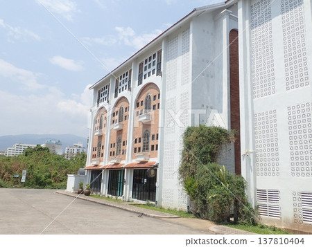 泰國清邁的現代磚造建築和露天街道 泰國清邁的現代磚造建築和露天街道 137810404