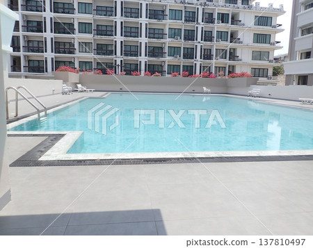 泰國清邁的公寓泳池和現代建築 137810497