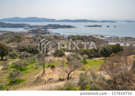 岡山縣(3月)【旅遊景點】牛窗神社:沿著從瀨戶內海延伸而來的進城道路漫步;一座靜靜地坐落在樹林中的神社。 岡山縣(3月)【旅遊景點】牛窗神社:沿著從瀨戶內海延伸而來的進城道路漫步;一座靜靜地坐落在樹林中的神社。 137810754