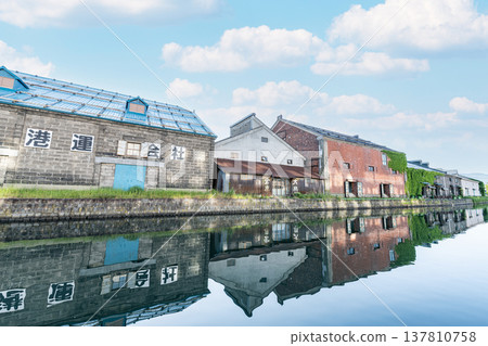 Otaru City, Hokkaido: A popular tourist destination in Hokkaido - Scenery of the Otaru Canal in early summer. 137810758