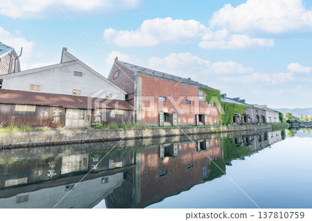 北海道小樽市：北海道熱門旅遊目的地－初夏時節的小樽運河景色。 137810759