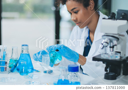 Researchers working in the clinical laboratory 137811000