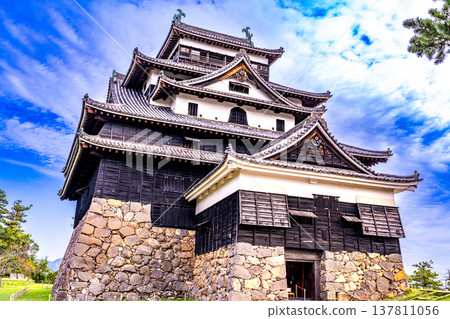 [Japan's Top 100 Castles] Autumn Scenery of Matsue Castle: National Treasure Keep Viewed from the Main Enclosure (17) - Matsue City, Shimane Prefecture 137811056