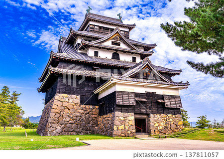 [Japan's Top 100 Castles] Autumn Scenery of Matsue Castle: National Treasure Keep Viewed from the Main Enclosure (16) - Matsue City, Shimane Prefecture 137811057