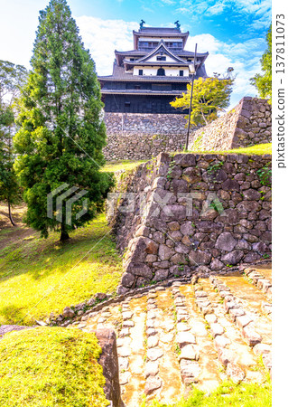 【日本百大城堡】松江城秋景:從外院眺望國寶級天守閣,島根縣松江市 【日本百大城堡】松江城秋景:從外院眺望國寶級天守閣,島根縣松江市 137811073