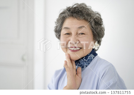 看照相機和微笑的資深婦女 看照相機和微笑的資深婦女 137811755