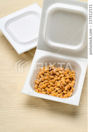 裝在泡沫塑膠容器裡的納豆 裝在泡沫塑膠容器裡的納豆 137812531