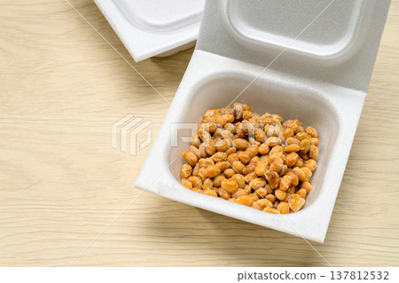 裝在泡沫塑膠容器裡的納豆 裝在泡沫塑膠容器裡的納豆 137812532