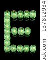 綠色蠟燭上的字母 E 137812934