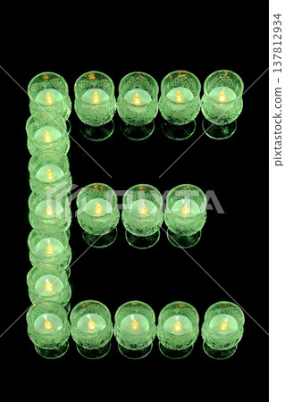 綠色蠟燭上的字母 E 137812934