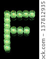 綠色蠟燭上的字母 F 137812935