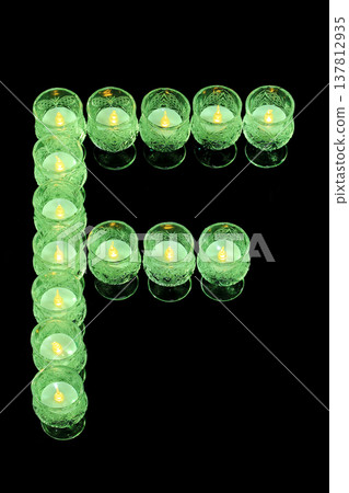 綠色蠟燭上的字母 F 137812935