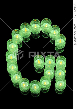 綠色蠟燭上的字母 G 137812936
