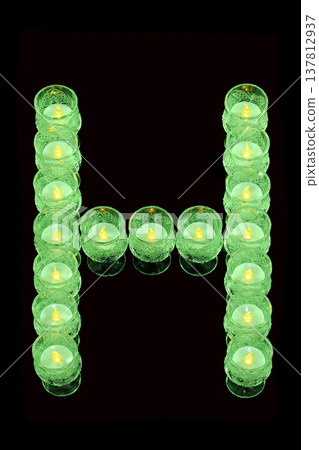 綠色蠟燭上的字母 H 137812937