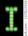 綠色蠟燭上的字母 I 137812938
