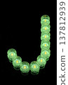 綠色蠟燭上的字母 J 137812939