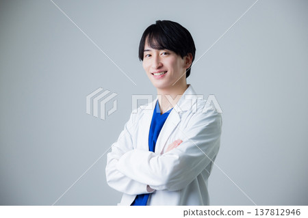 穿著白色衣服的一個年輕人 穿著白色衣服的一個年輕人 137812946