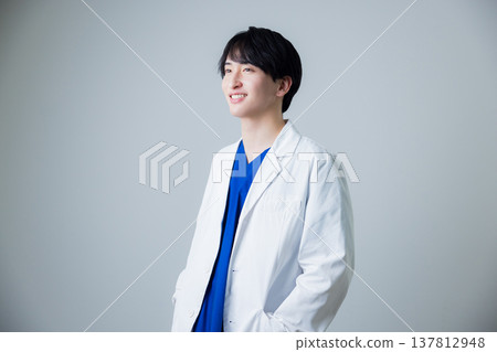 穿著白色衣服的一個年輕人 137812948